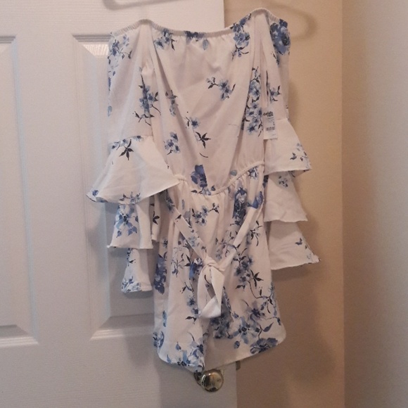 Brand new floral romper - Picture 2 of 3
